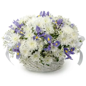 Цветы в корзине с гипсофилами